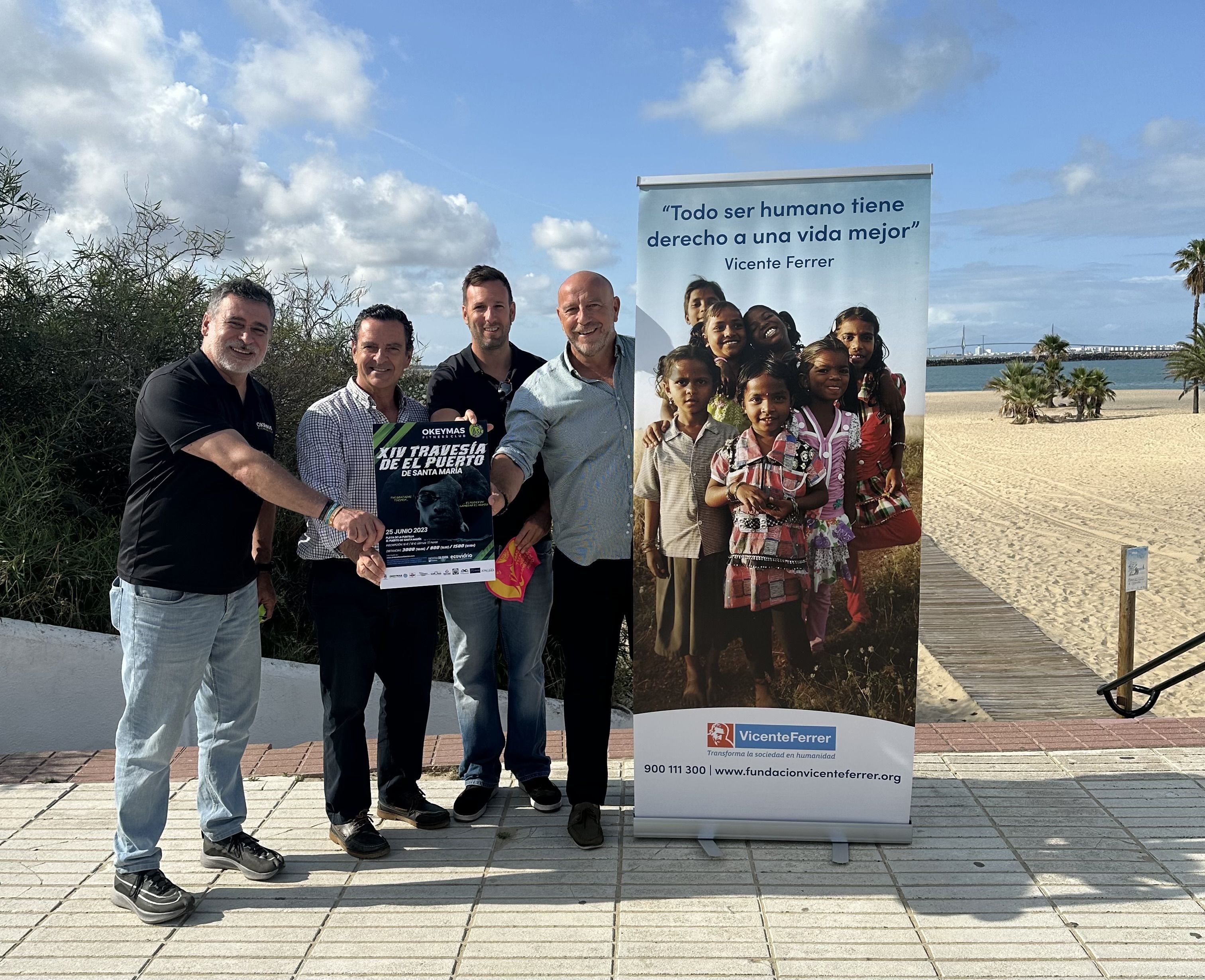 Travesía a nado solidaria en la playa de La Puntilla en El Puerto.