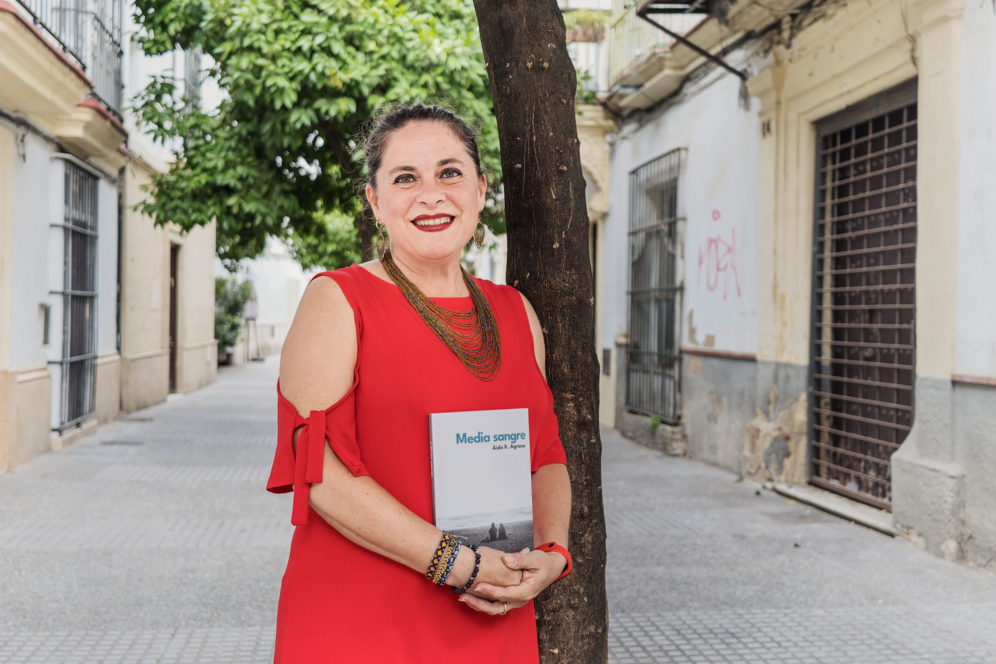 Aida R. Agraso, en la jerezana calle San Pablo, antes de la presentación de su novela.