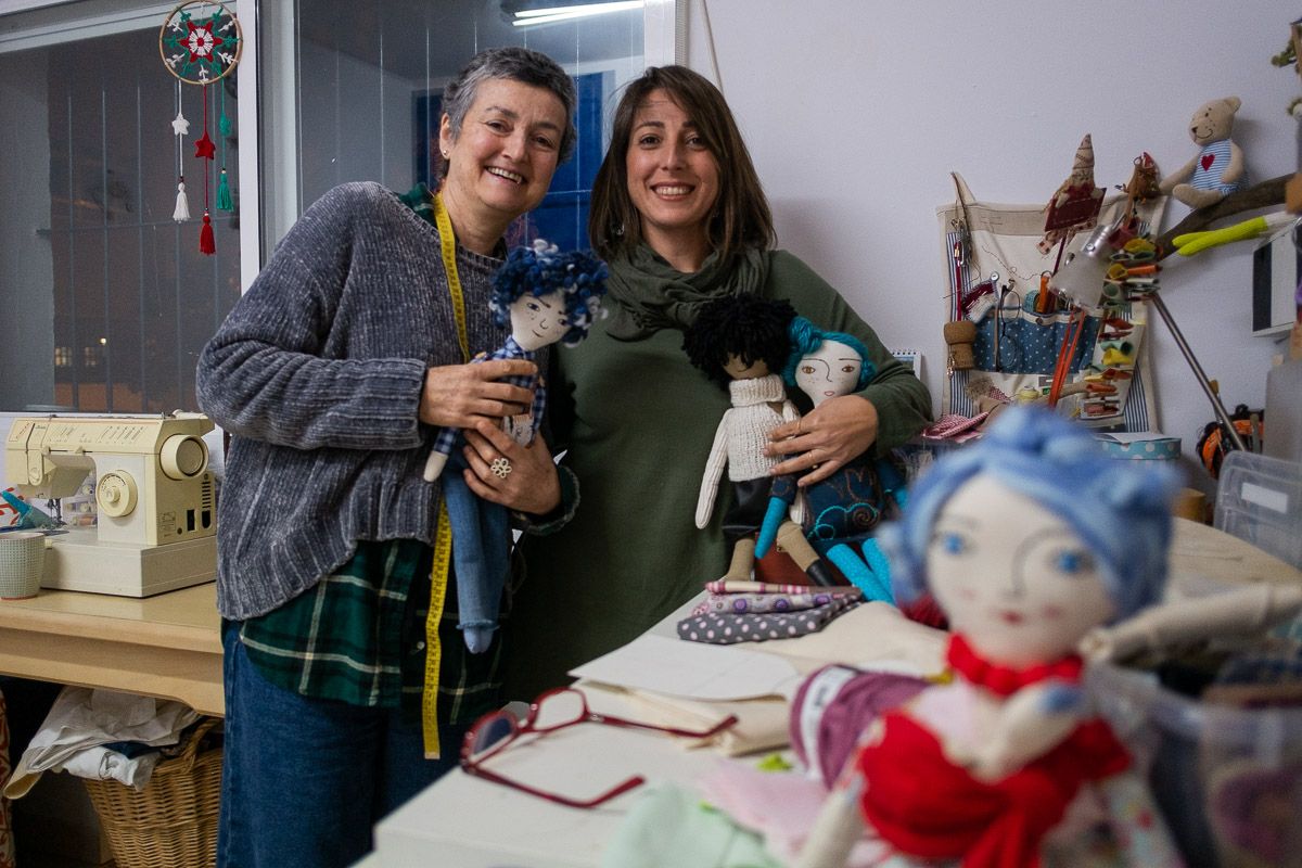 Maricarmen y Elena son las creadoras de las muñecas Mumoris. FOTO: MANU GARCÍA