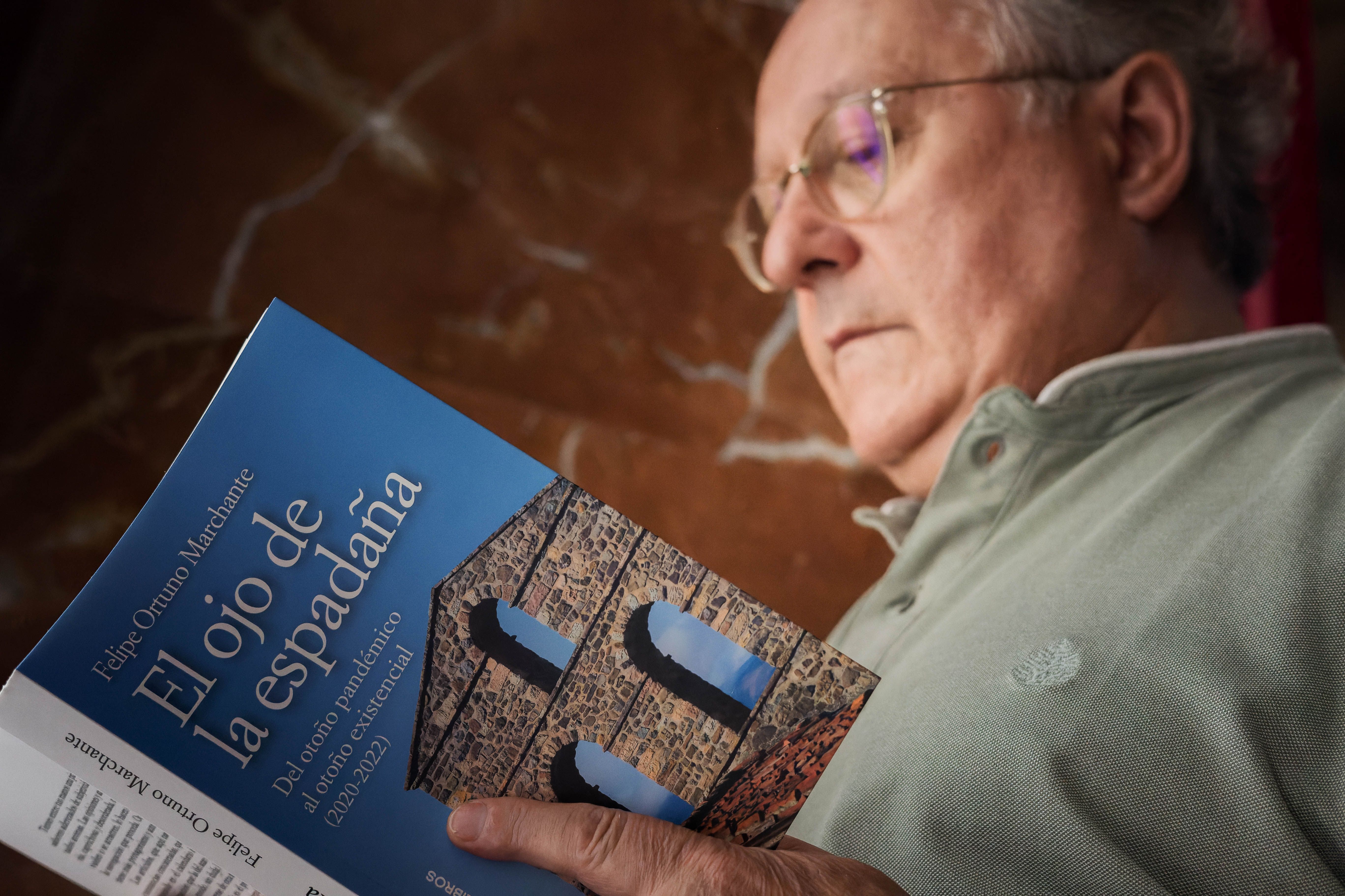 Felipe Ortuno con el libro que acaba de publicar.   CANDELA NÚÑEZ