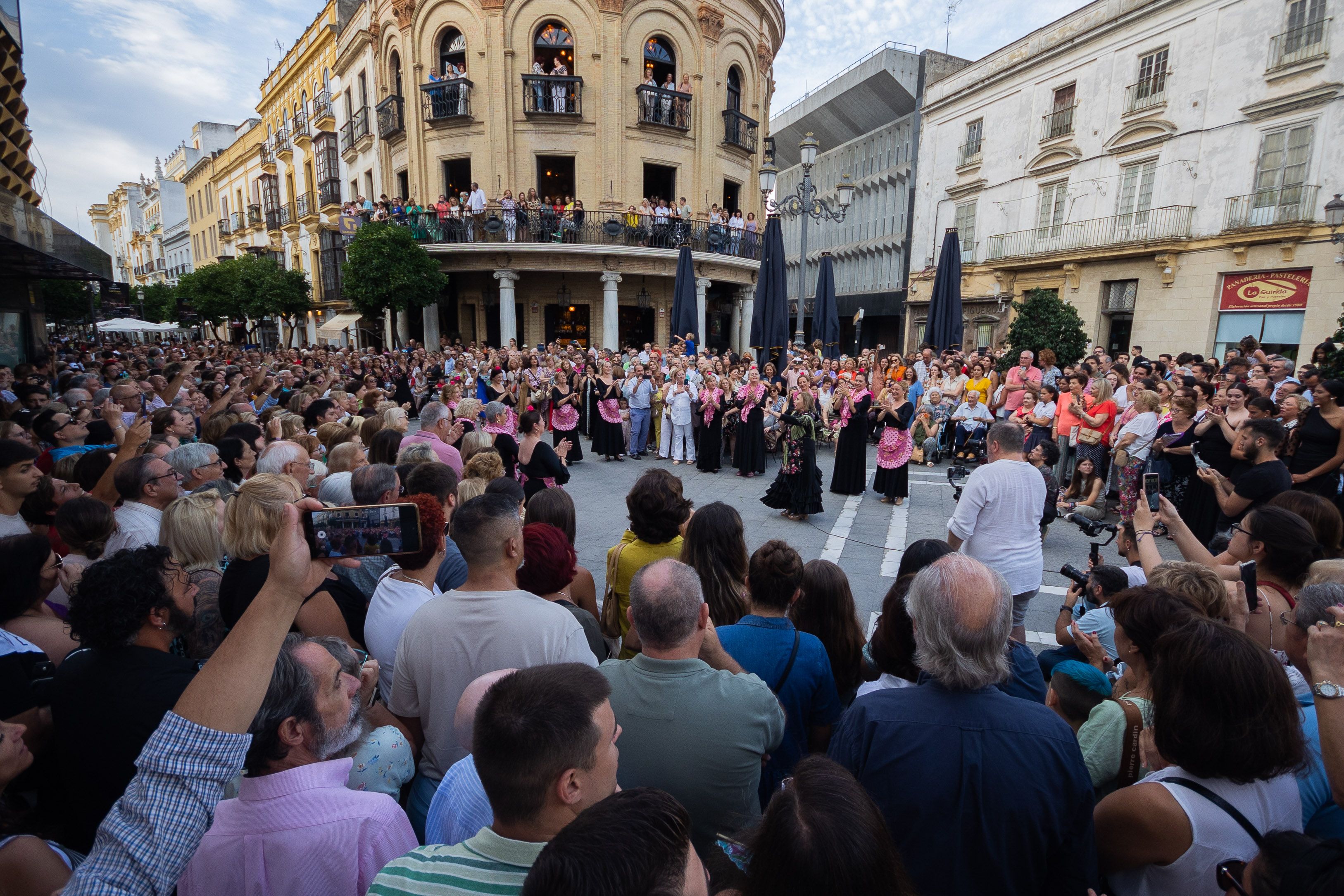 Un impresionante y masivo flashmob flamenco abre la temporada cultural de verano en Jerez.