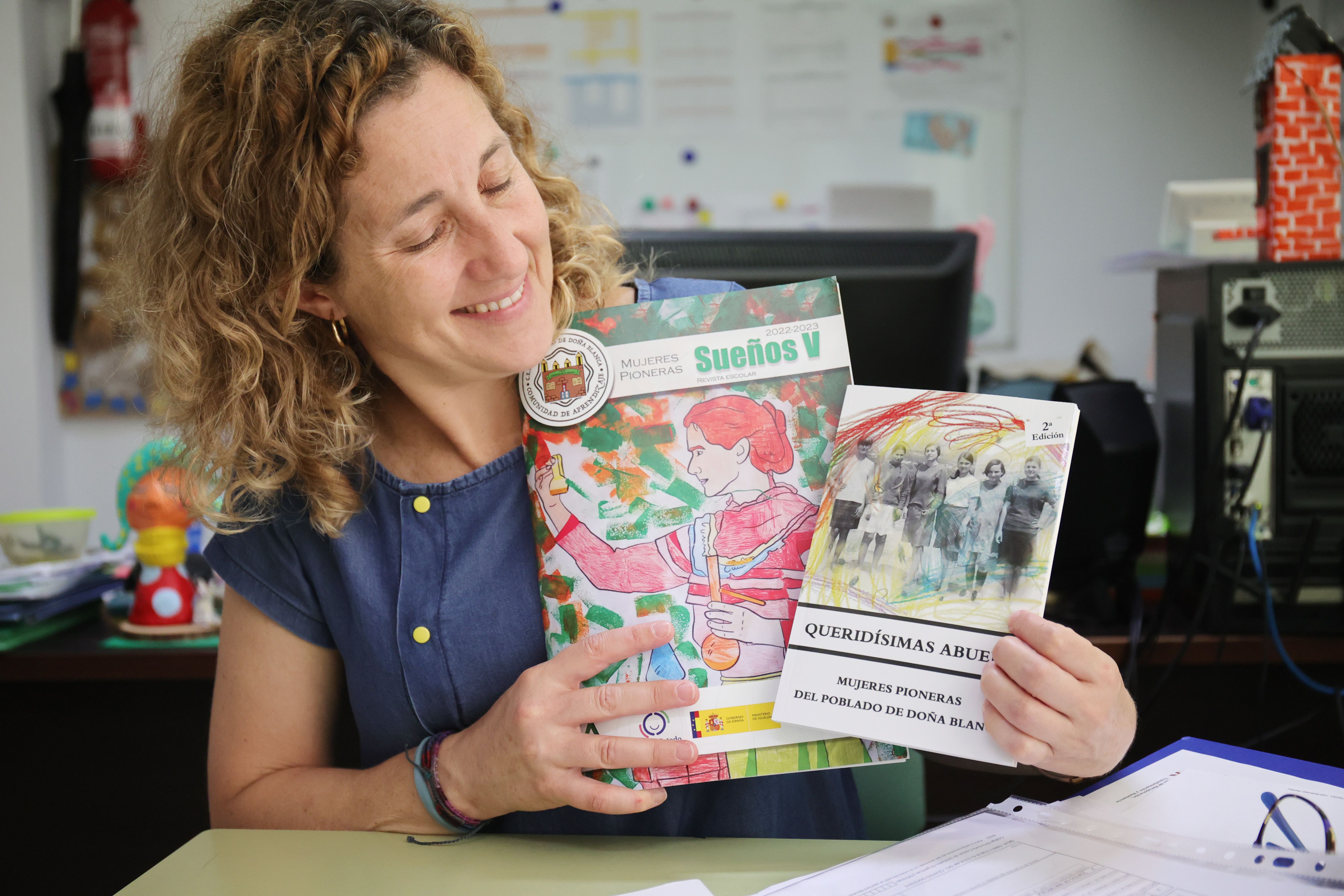 Miriam muestra el libro y la quinta edición de la revista.