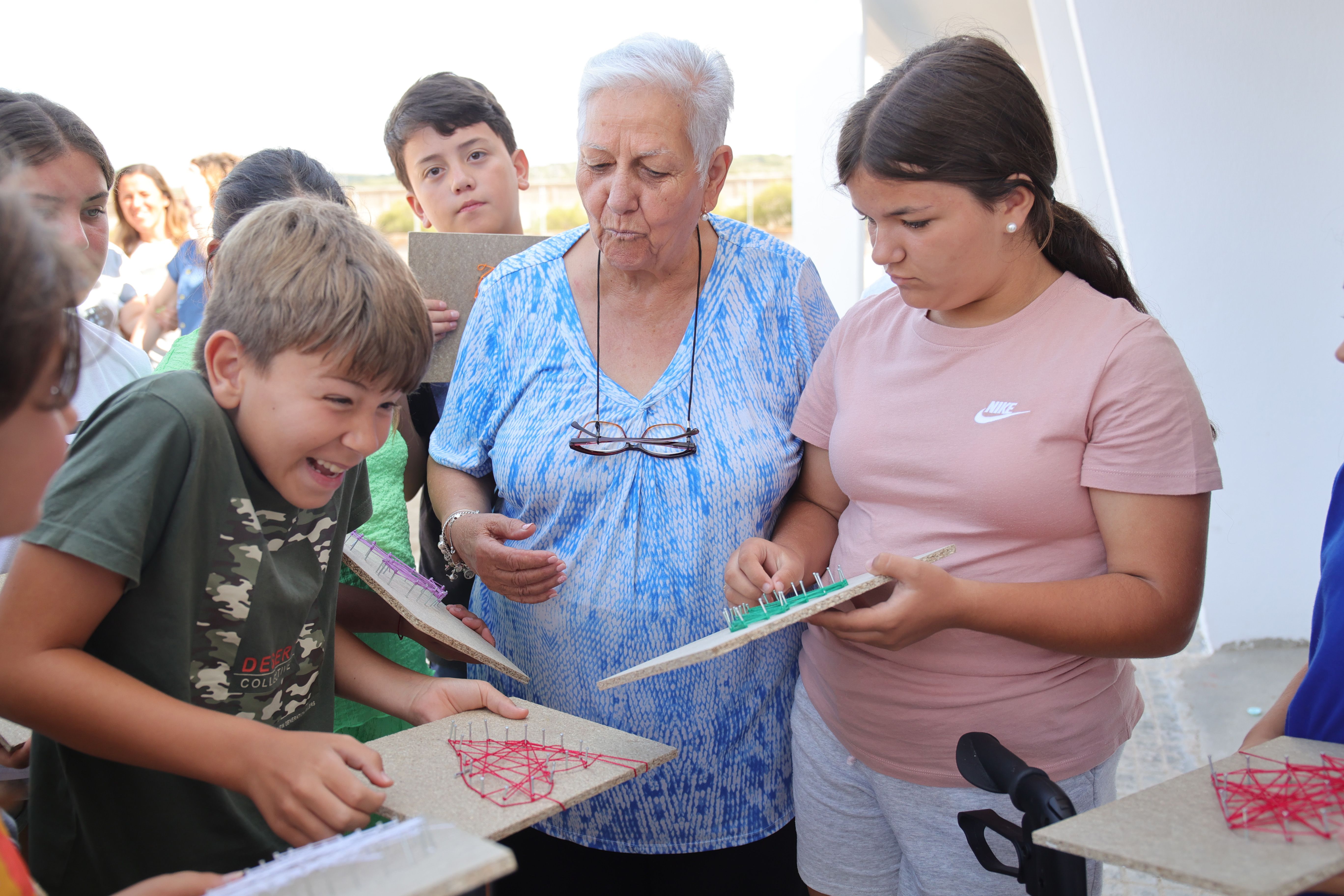 Josefa junto a varios niños y niñas del centro educativo.