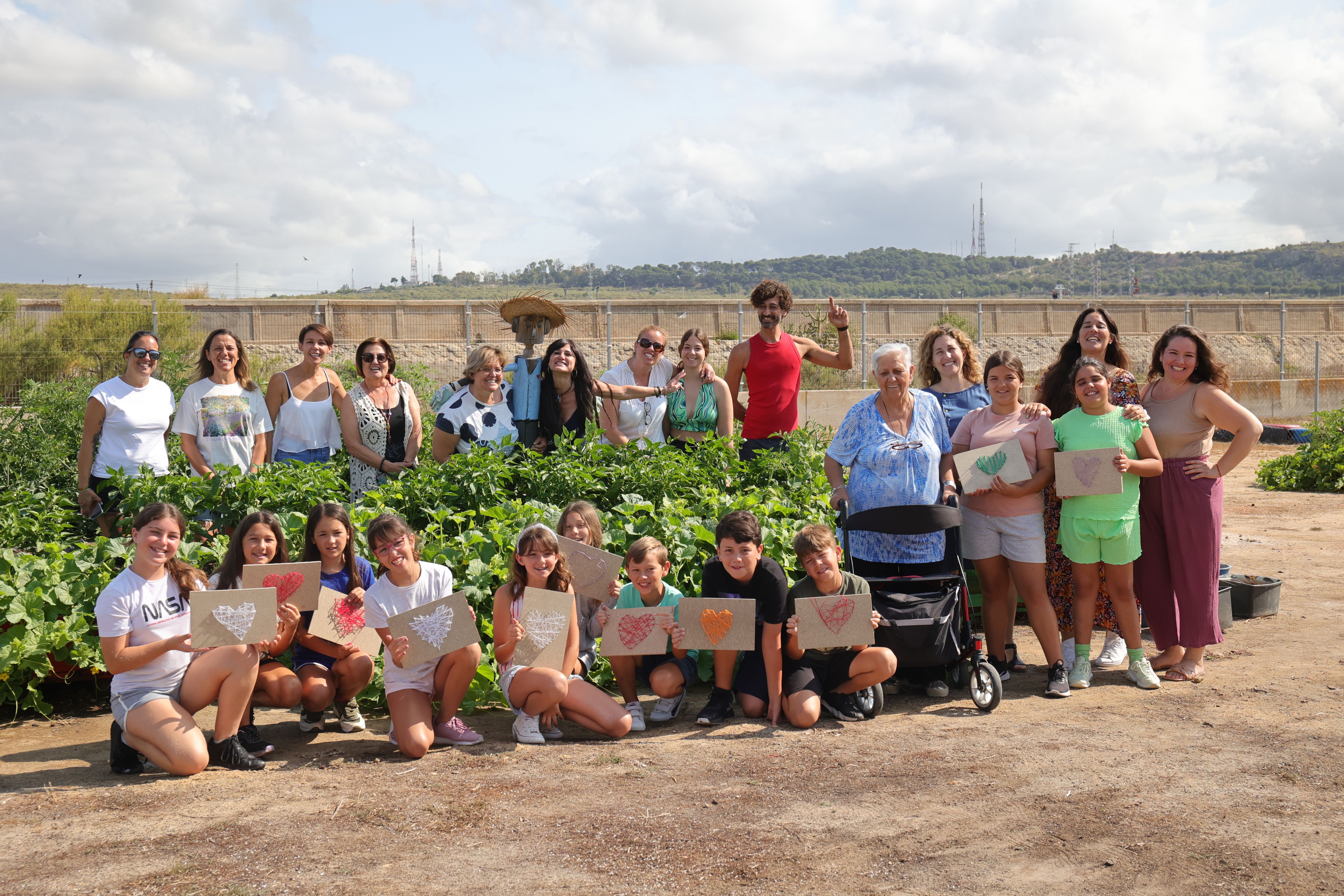 Alumnado de Primaria junto a familias y profesores en el CEIP Doña Blanca, en El Puerto. 