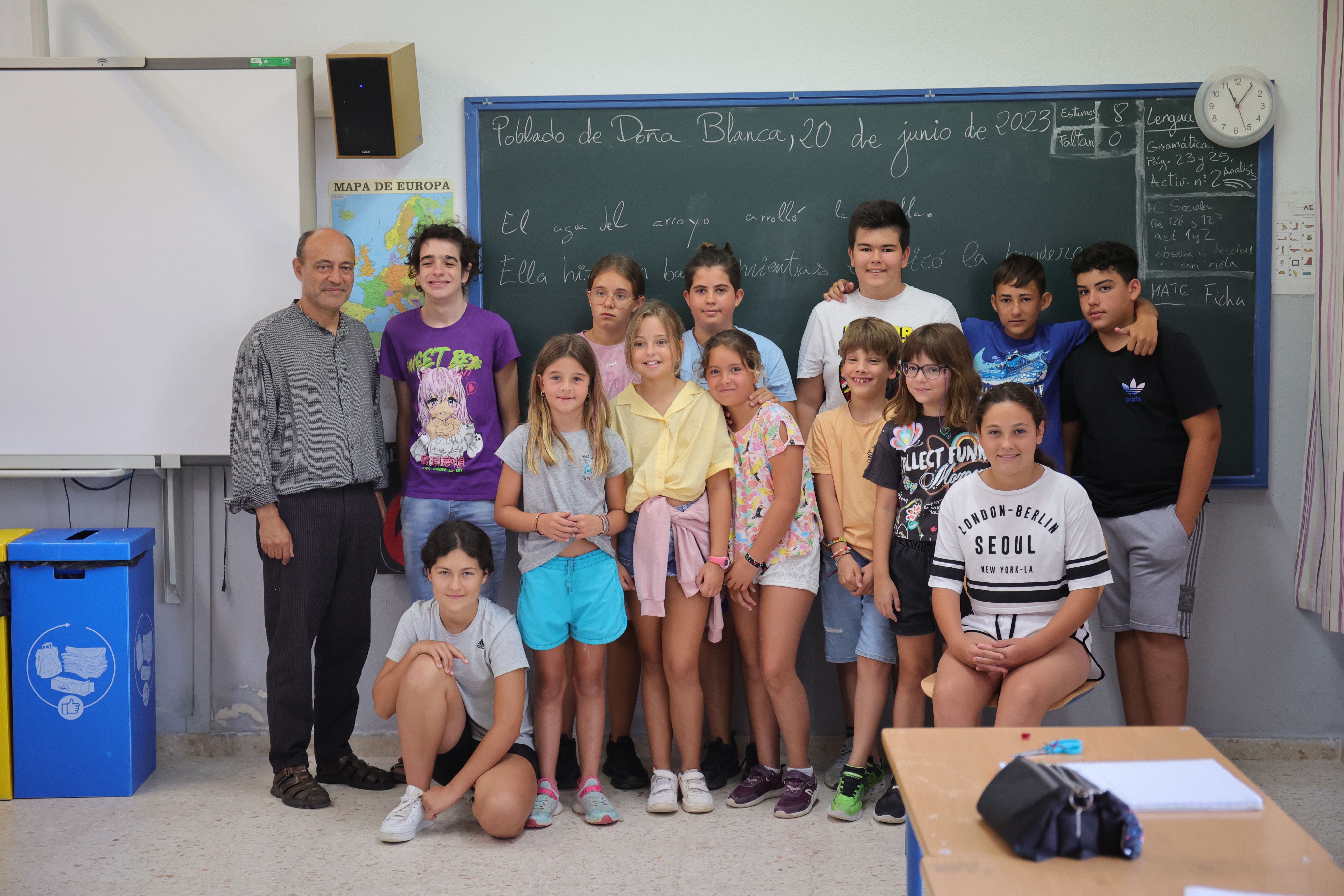 Niños y niñas en una clase del colegio que trabaja por la igualdad.