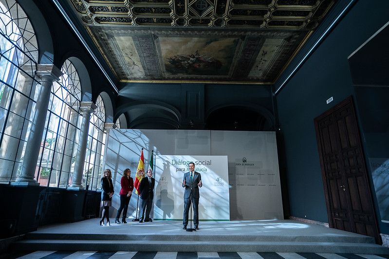 Moreno comparece en rueda de prensa tras su encuentro con patronal y sindicatos. FOTO: JUNTA