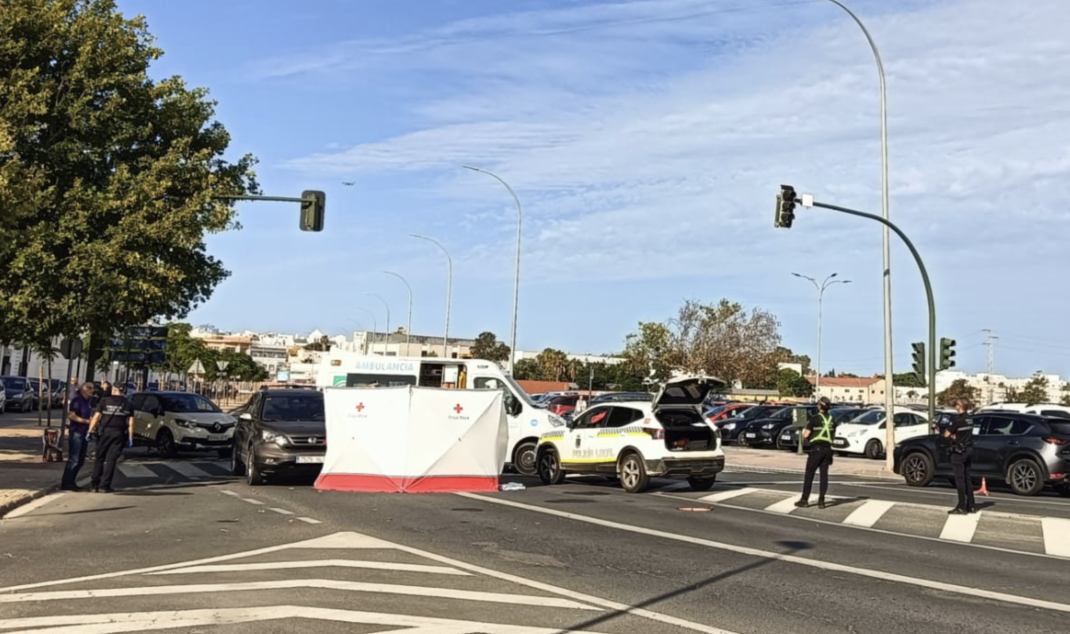 Fallece arrollado por un coche mientras llevaba a su nieto a la guardería en Chiclana. En la imagen de Radio Chiclana, zona donde se ha producido el accidente mortal.