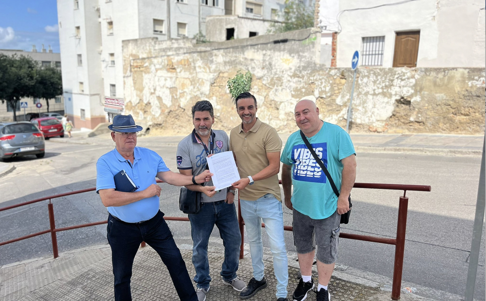 El PSOE de Jerez vigilará las actuaciones que dejaron abiertas porque "no se fía" de García Pelayo. En la imagen, Díaz junto a vecinos de Vistalegre.