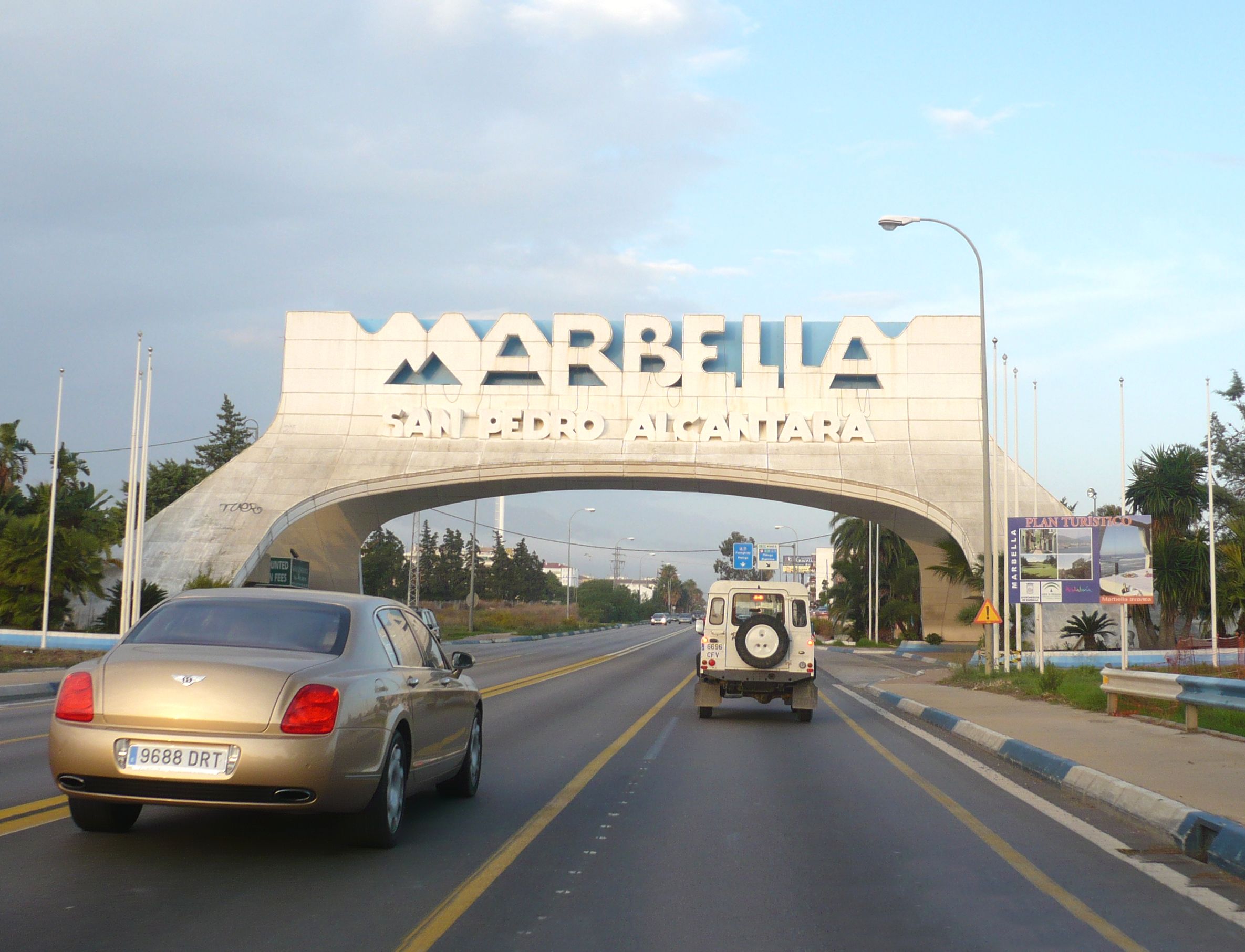 Vehículos transitando por el arco de Marbella. 