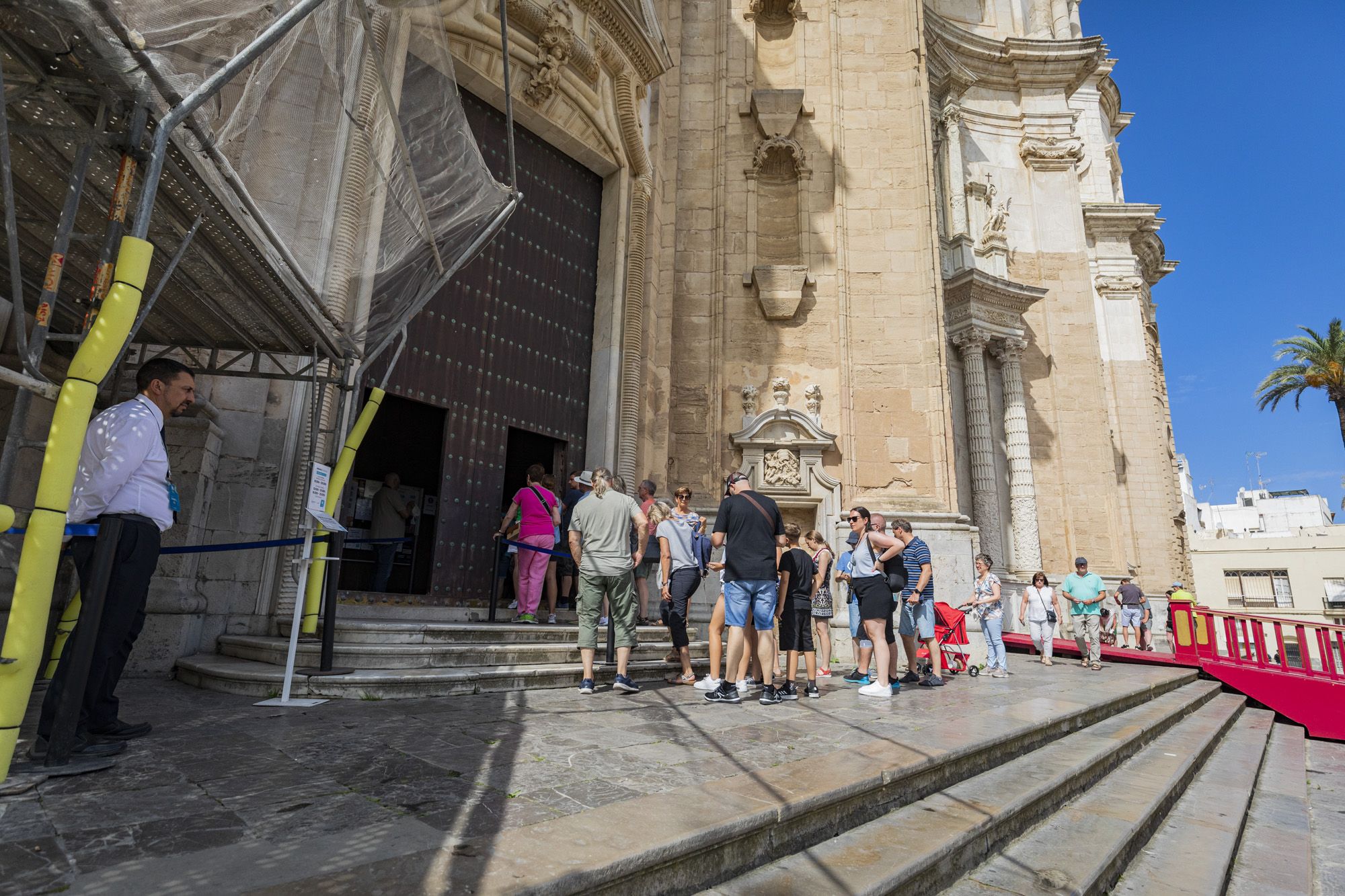 Cruceristas hacen cola para acceder a la Catedral de Cádiz en el primer día del verano de 2023.