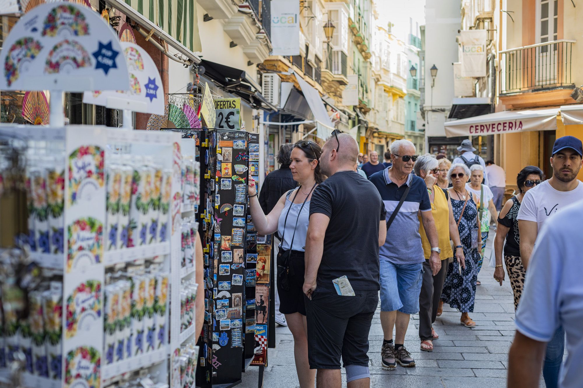 Comercios en el centro histórico de Cádiz.