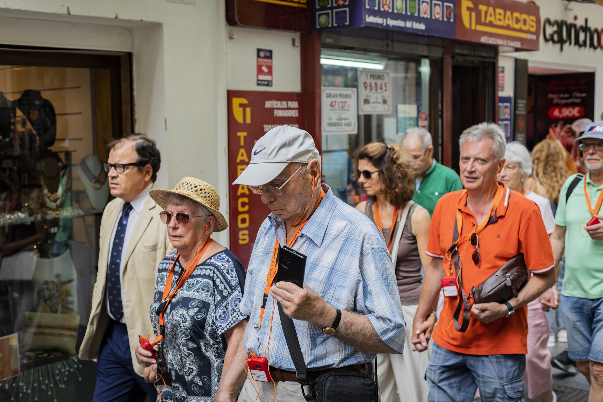 'Marea' de turistas en Cádiz en uno de los cruceros que ha llegado esta semana.