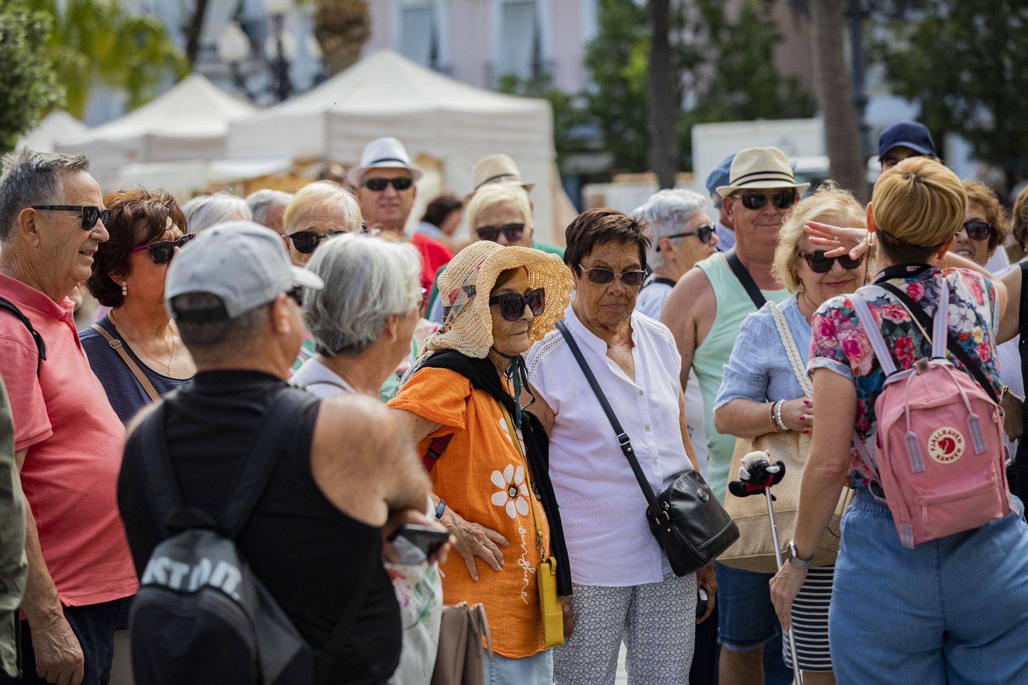 Información a los pasajeros recién llegados en la Plaza de San Juan de Dios, ante el Ayuntamiento.    GERMÁN MESA
