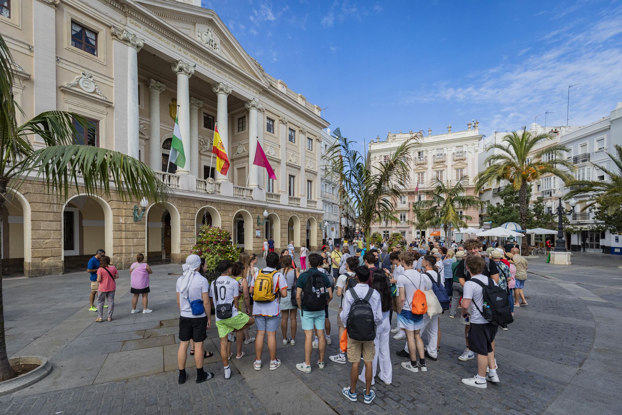 Turistas en el centro de Cádiz. El turismo es un sector que va como un tiro en 2023 y puede batir todos sus récords.
