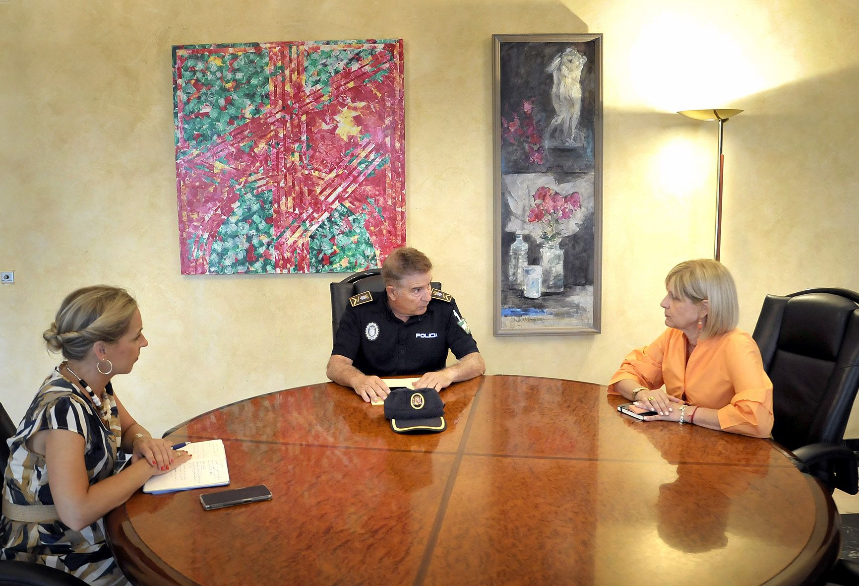 La alcaldesa Pelayo y su responsable política de Seguridad, Almudena Martínez se reúnen con el jefe de la Policía Local para abordar el incremento de la inseguridad en el municipio.