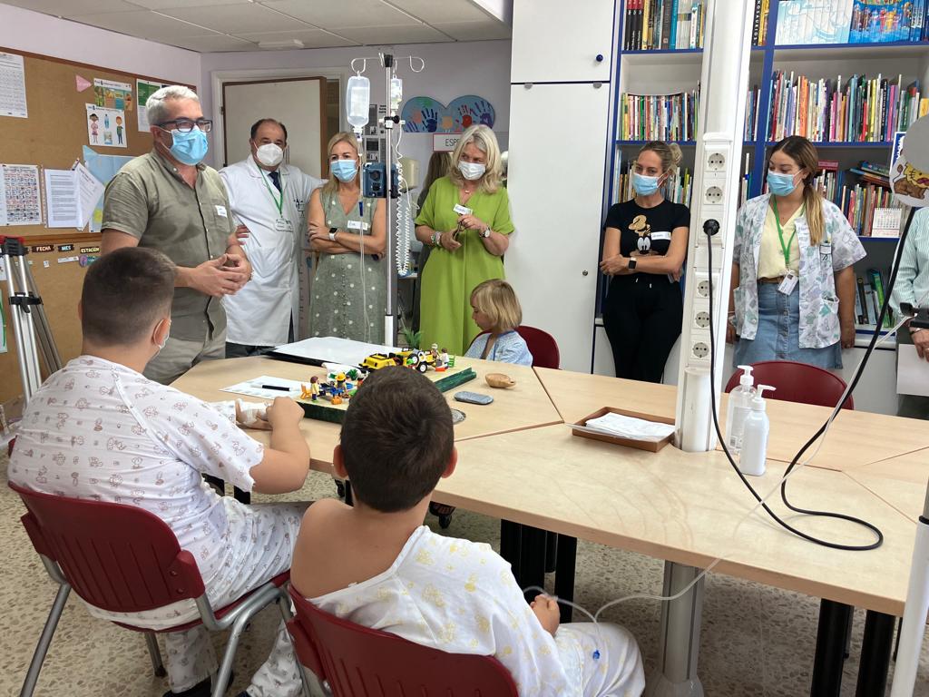 Niños participando en el 'Museo en pijama' ante la presencia de las autoridades.