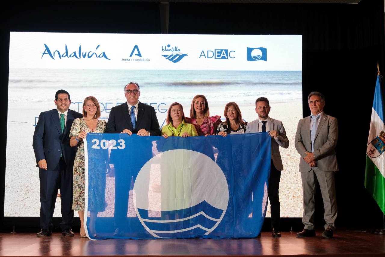 El consejero de Turismo junto a alcaldes en el acto de entrega de las Banderas Azules.