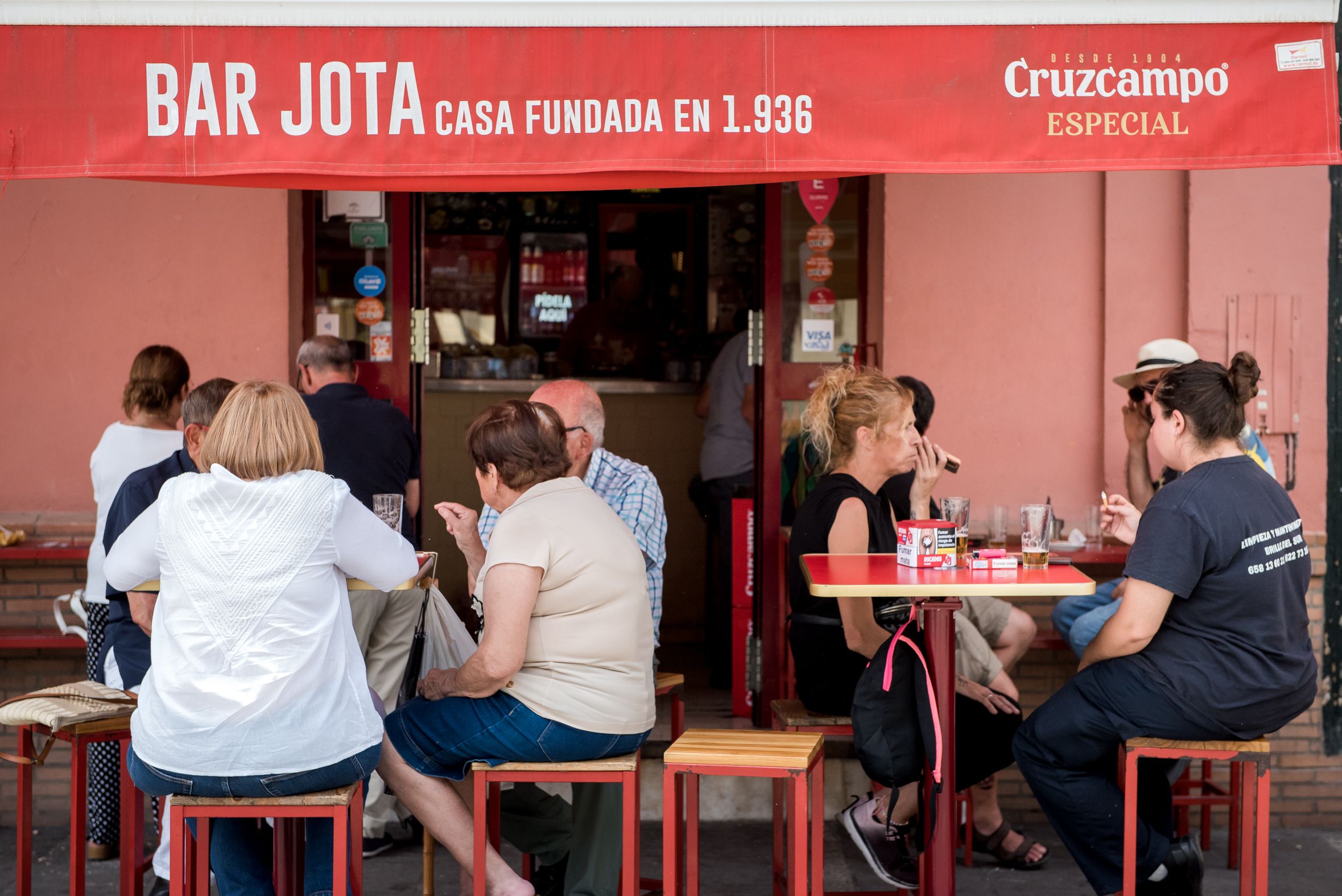 Clientes en el bar Jota de Sevilla, uno de los imprescindibles.