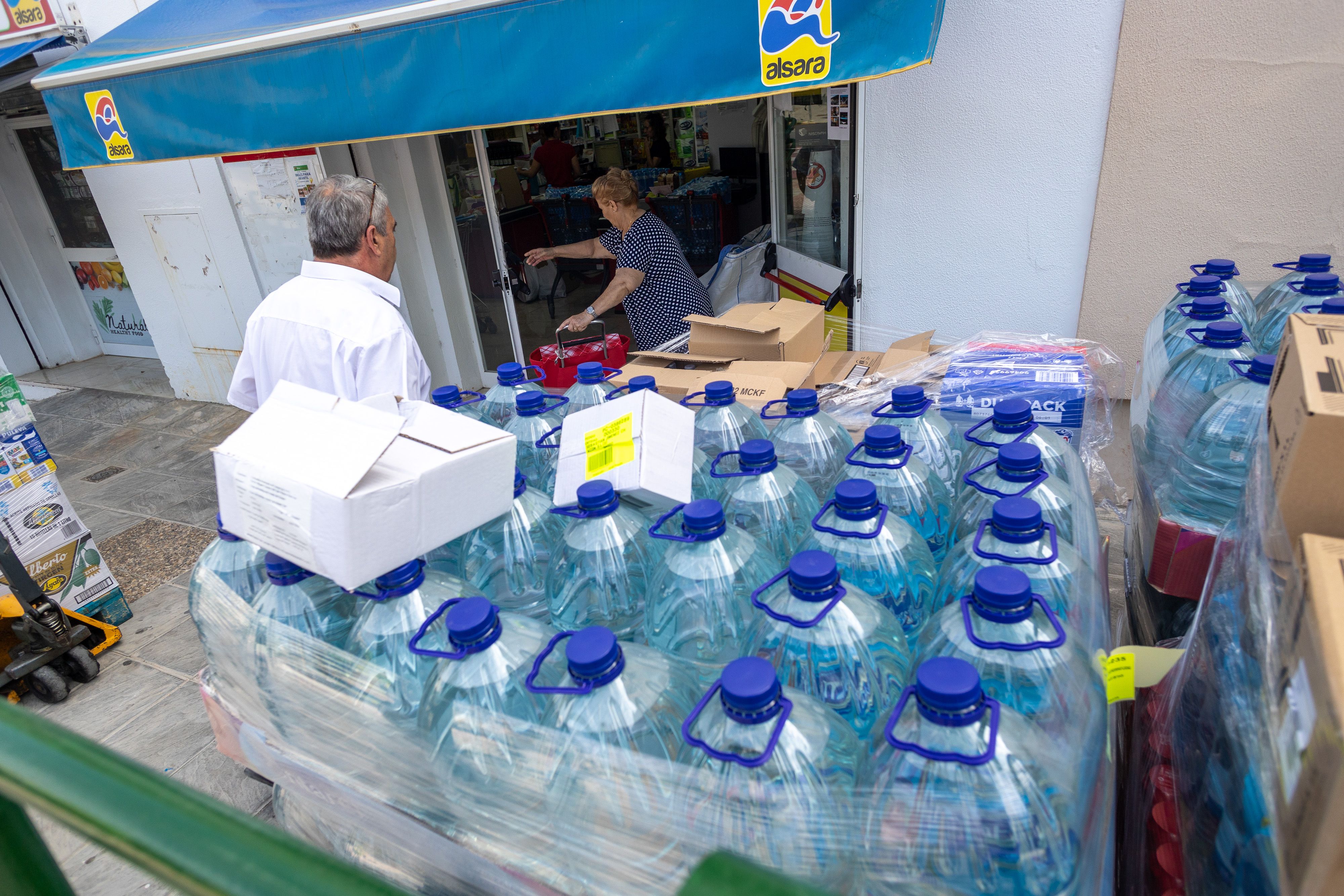 Botellas en tiempos de sequía en San José del Valle.