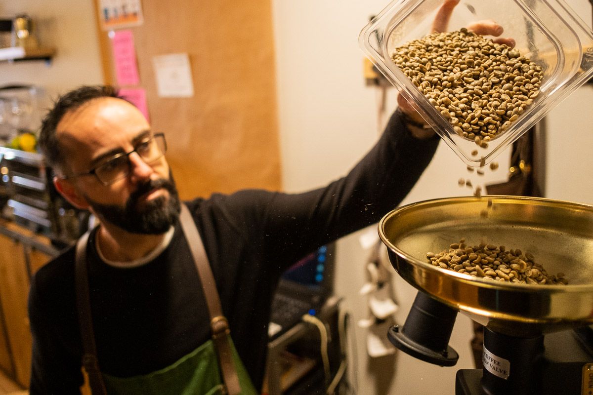 Jesús Torres tuesta el café de manera artesanal para darle su toque personal como barista. FOTO: MANU GARCÍA