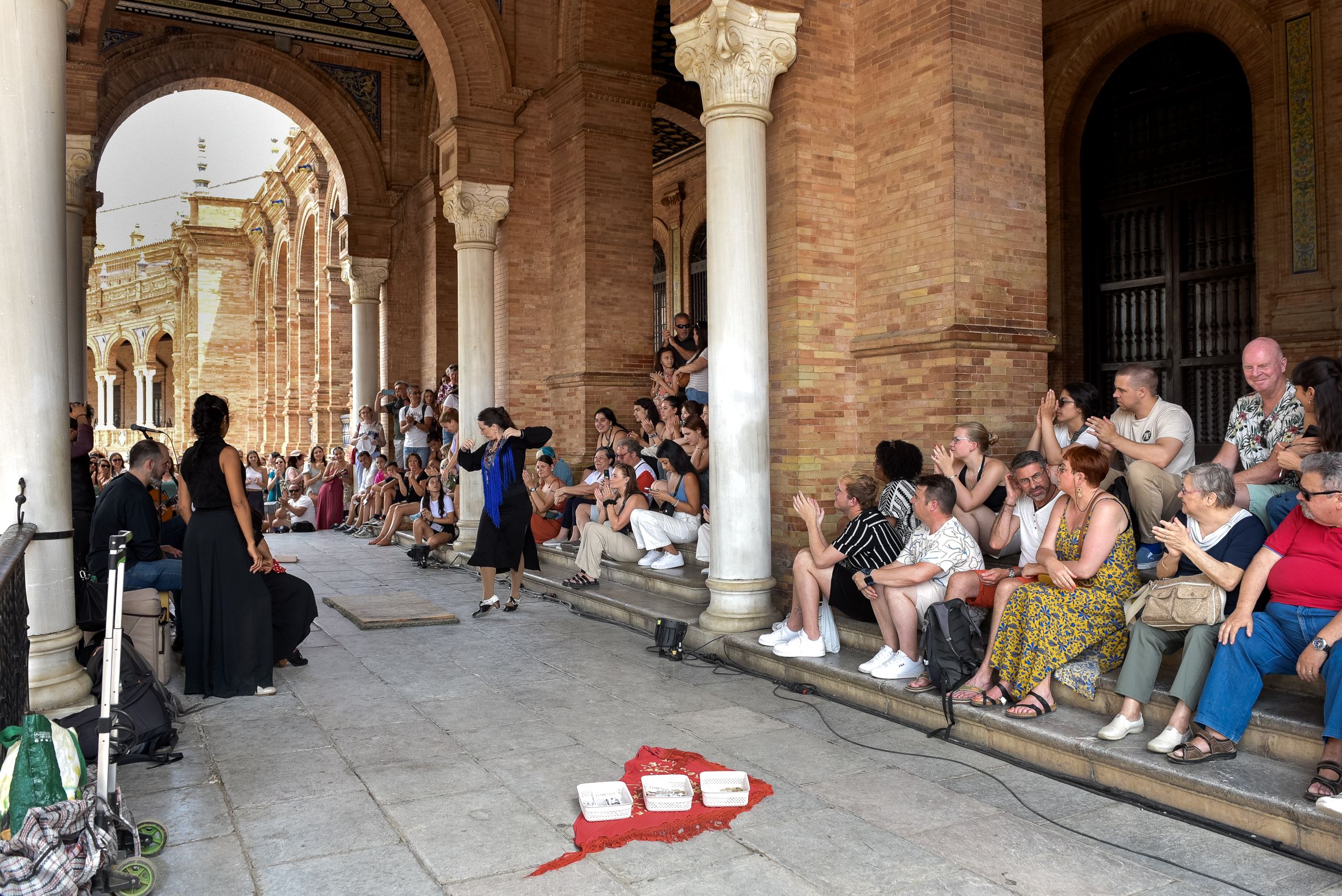 Turistas en la Plaza de España de Sevilla durante el verano.