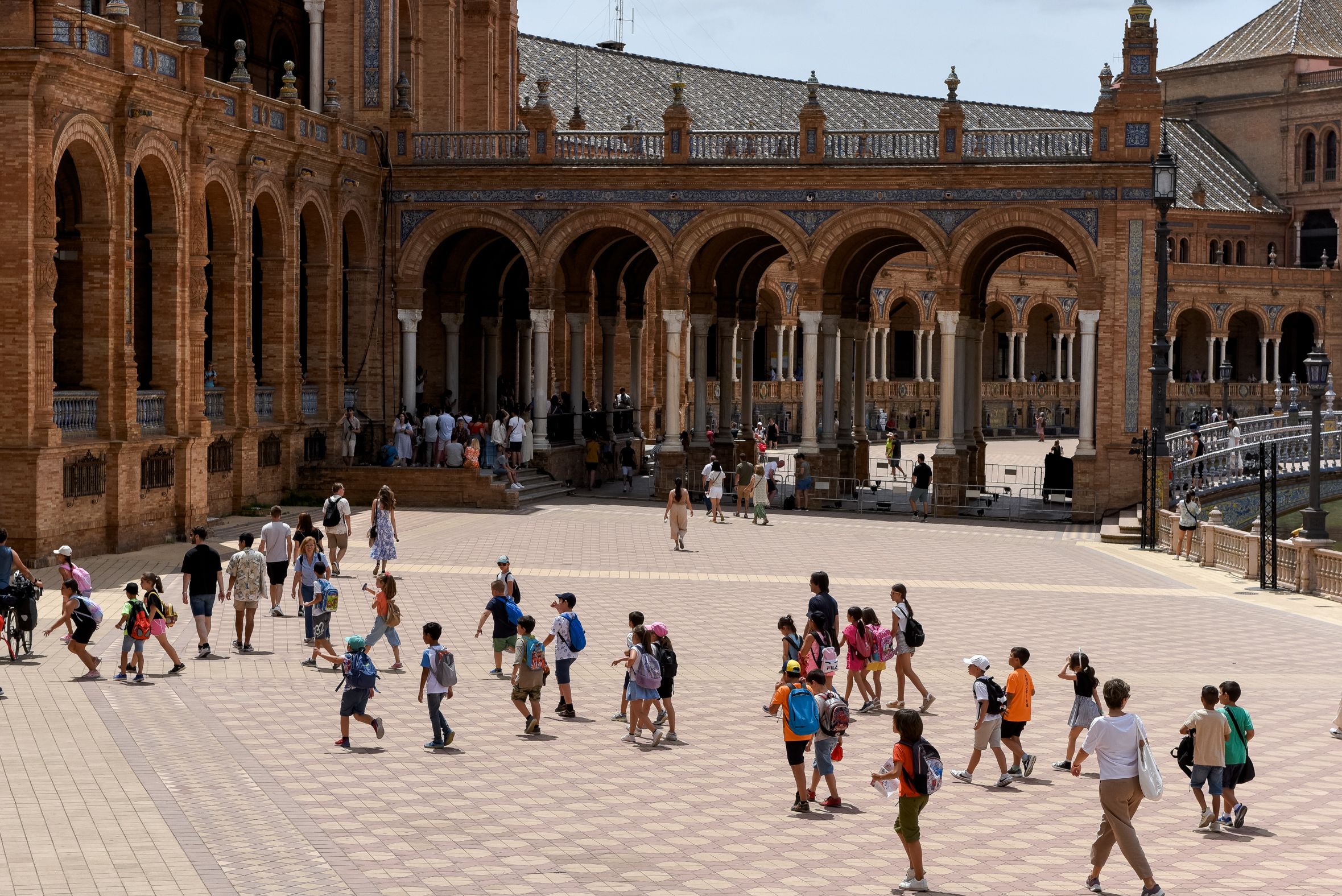 Imagen de la Plaza de España con turistas, en Sevilla.