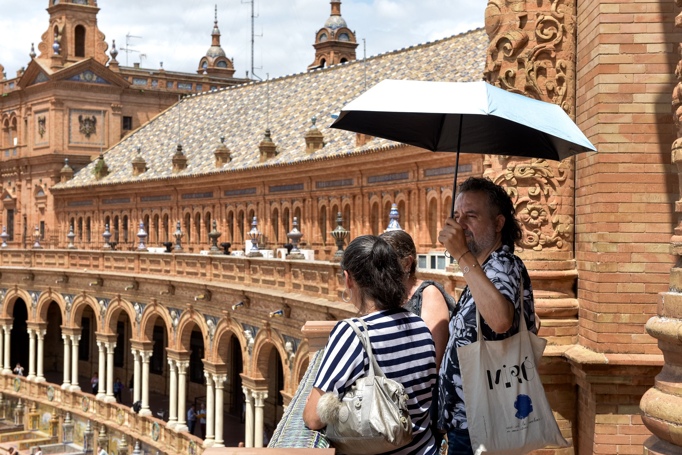 Dos personas se refugian del calor en Sevilla. Dos personas se refugian del calor en Sevilla.