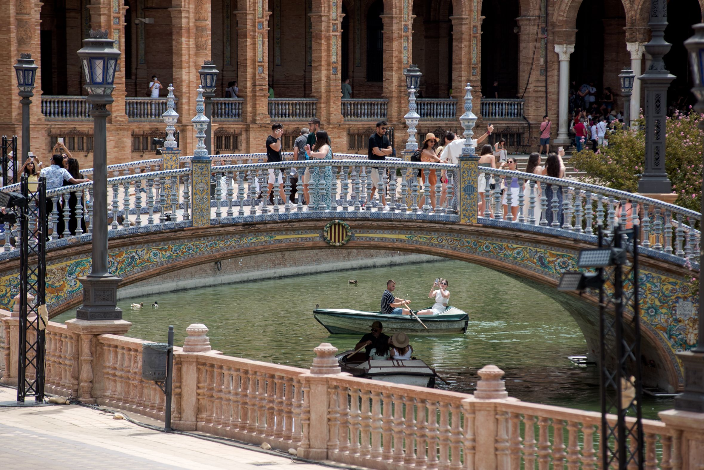 La Plaza de España de Sevilla, en una imagen con turistas.