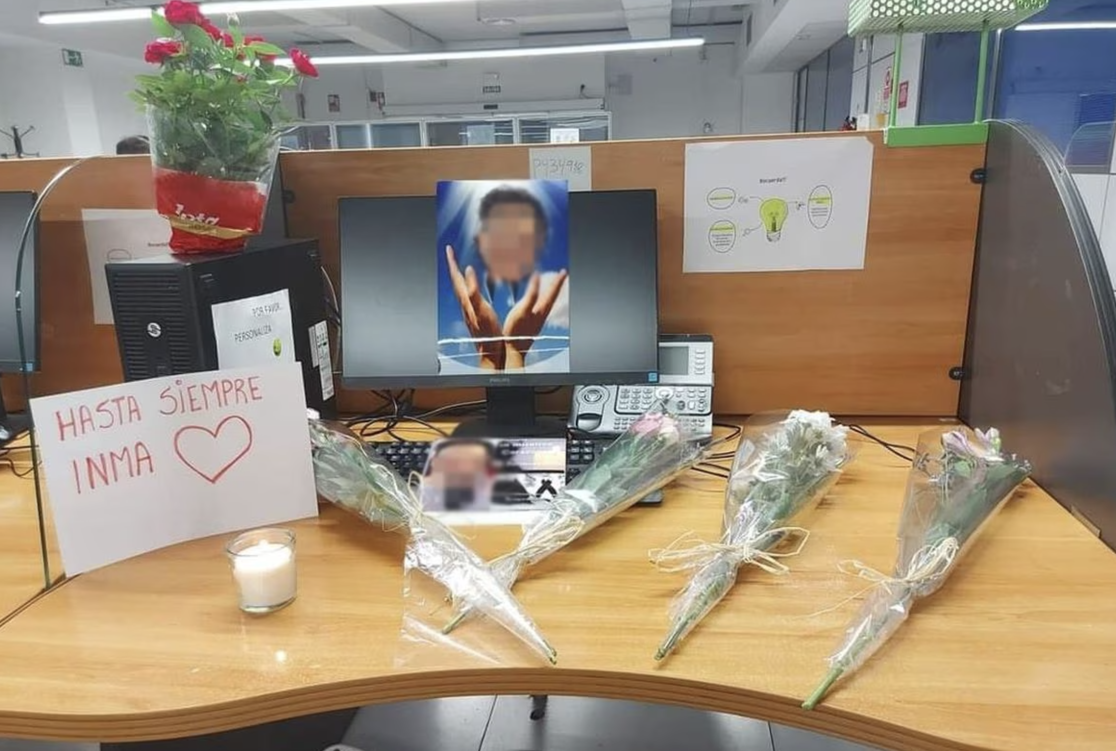 Ramos de flores en el puesto de trabajo de la operadora fallecida, en imagen de Twitter.