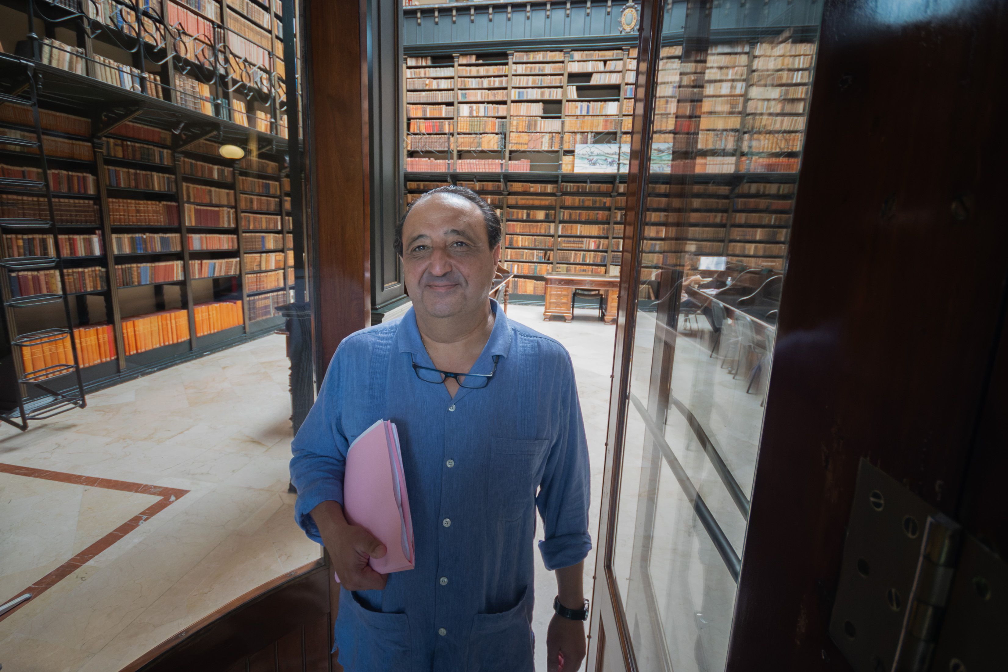 Francisco Zurita, delegado de Cultura del gobierno de Pelayo en Jerez, en la entrada de la Biblioteca Central, hace unas semanas.