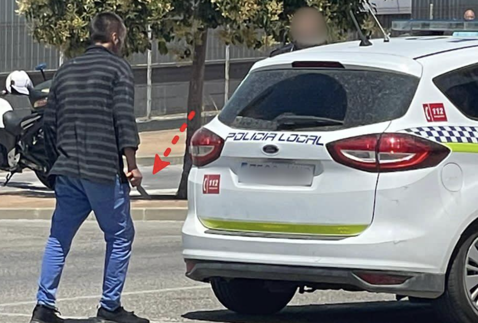 El individuo, cuchillo en mano, antes de ser reducido por las Policías Nacional y Local en Rota, este mediodía.