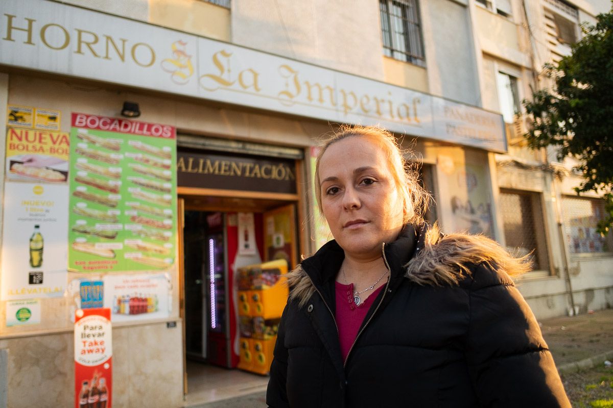 Milagros López, propietaria de La Imperial, frente a su negocio. FOTO: MANU GARCÍA