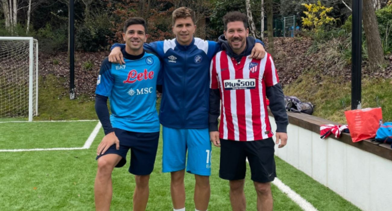 Gianluca, en el centro de la imagen, junto a su hermano Giovanni y su padre. 