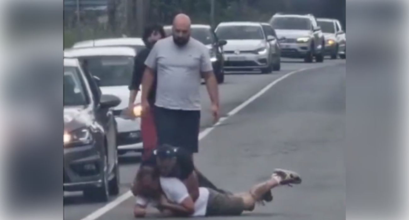 Un conductor le hace una llave de lucha libre a otro en mitad de la carretera.