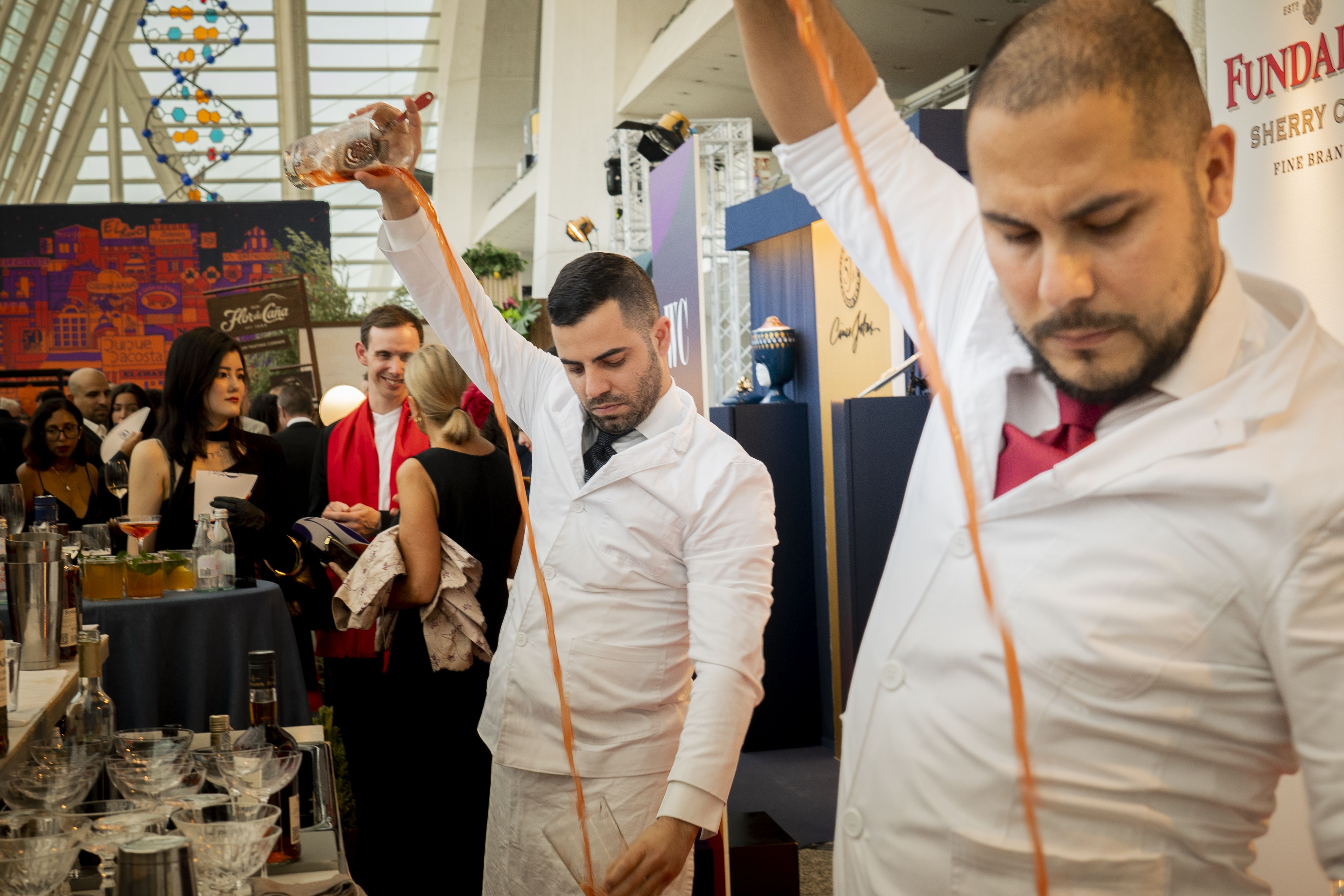 Cocteles preparados con brandy y servidos de forma espectacular en el evento. 