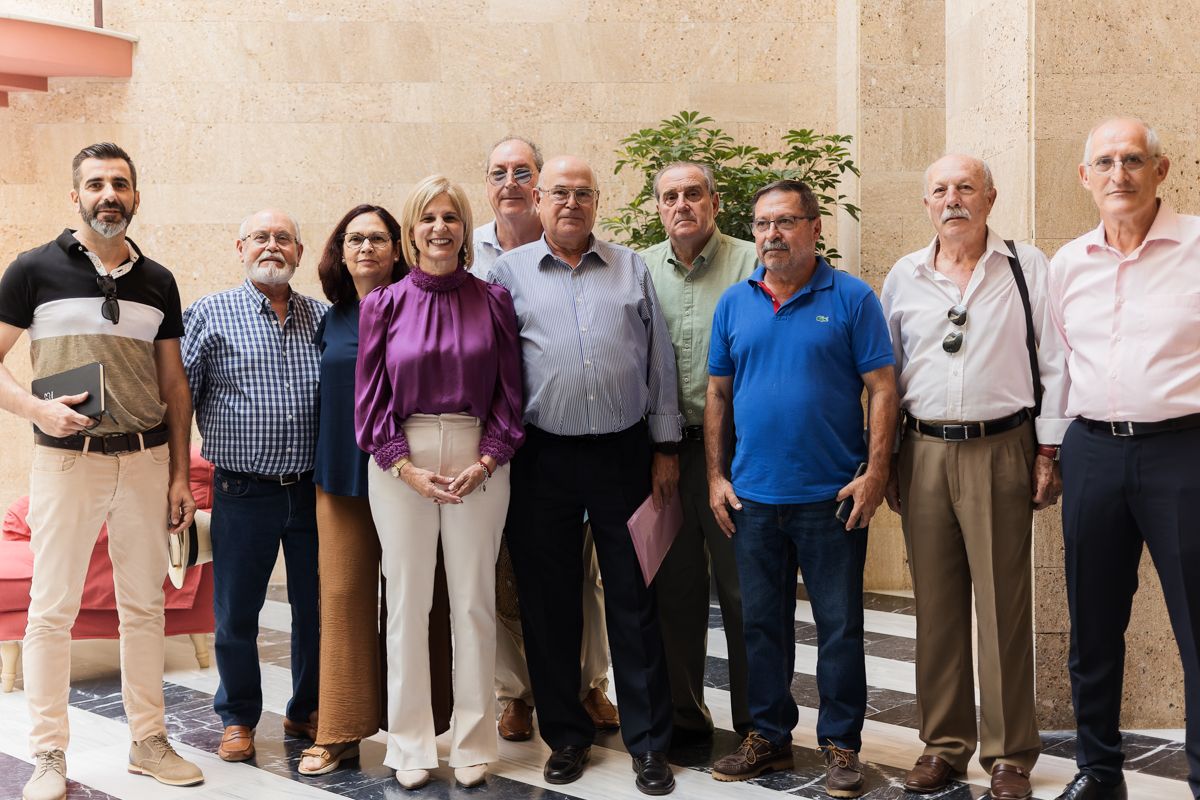 La alcaldesa de Jerez junto a la junta directiva de la federación de asociaciones de vecinos Solidaridad, este jueves en el Ayuntamiento.