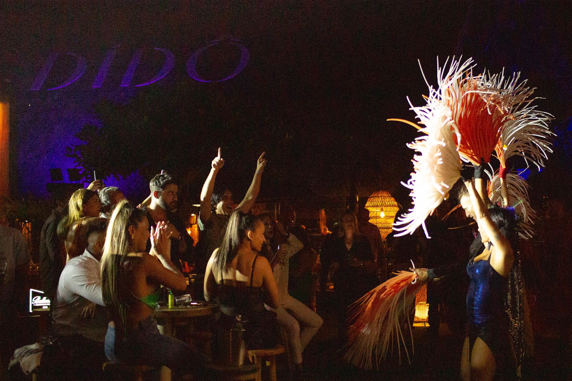 Cena mediterránea con atardecer y show en directo: así es Dídô, el 'beach club' de moda en El Palmar.