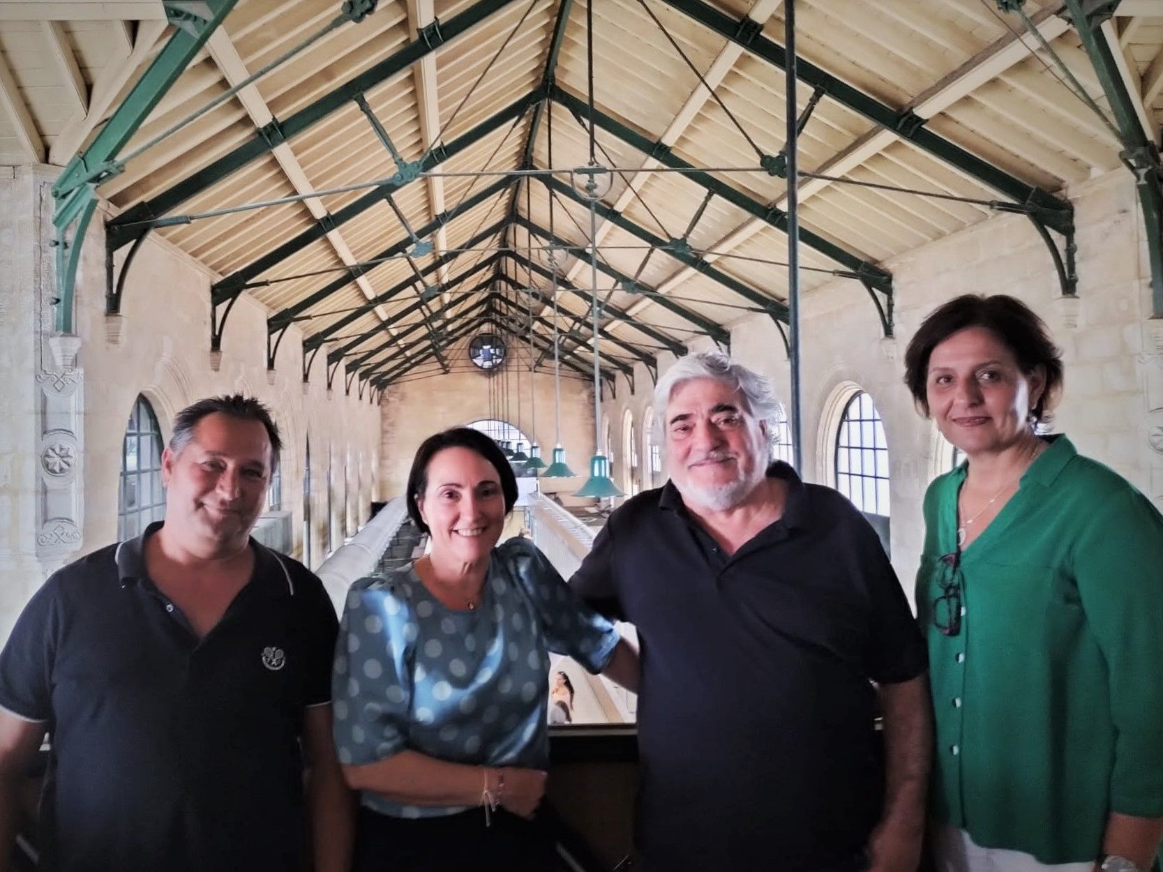 Nela Garcia con los responsables de la Plaza de Abastos durante su visita a este edificio.