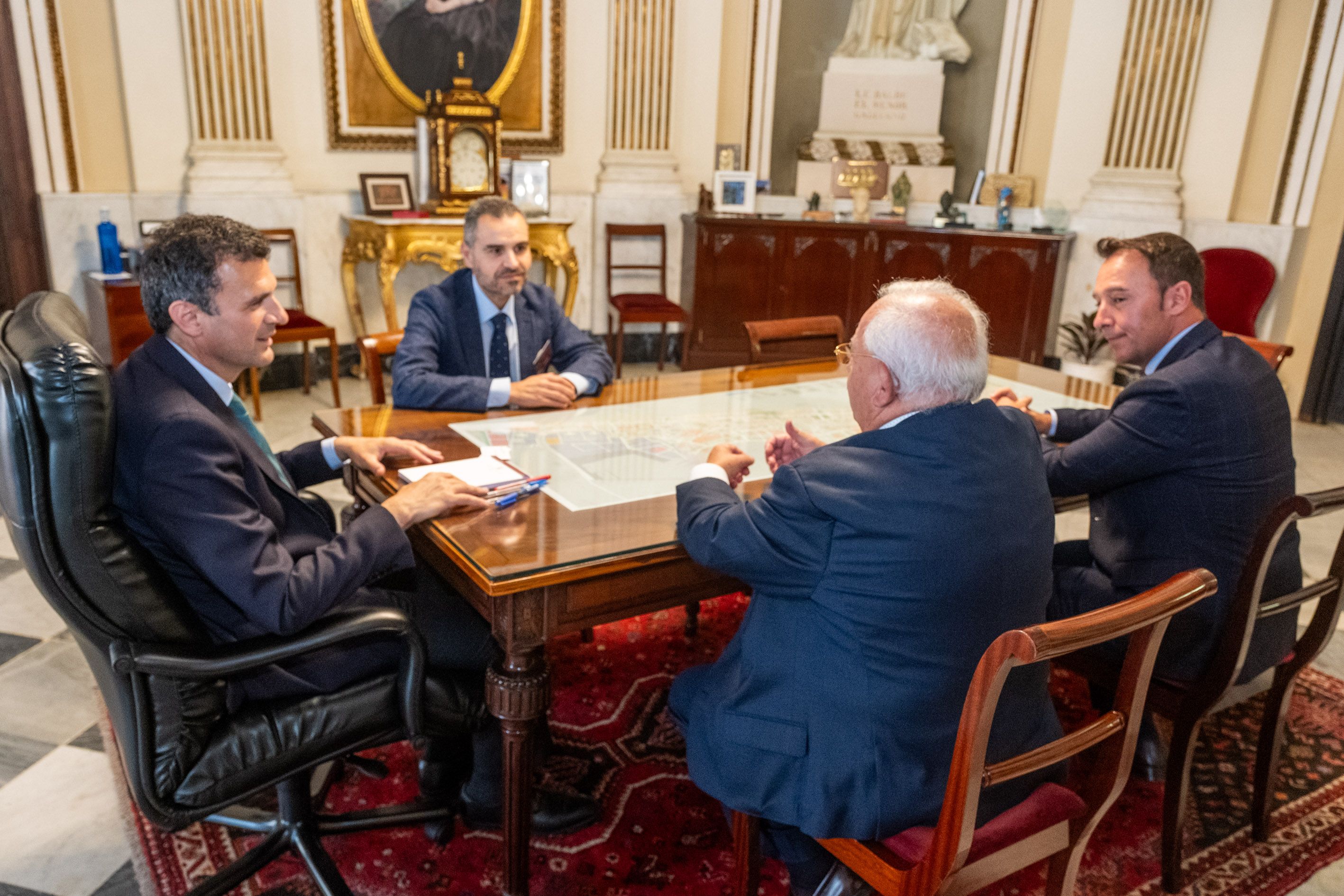 El alcalde durante la reunión celebrada en el Ayuntamiento.  