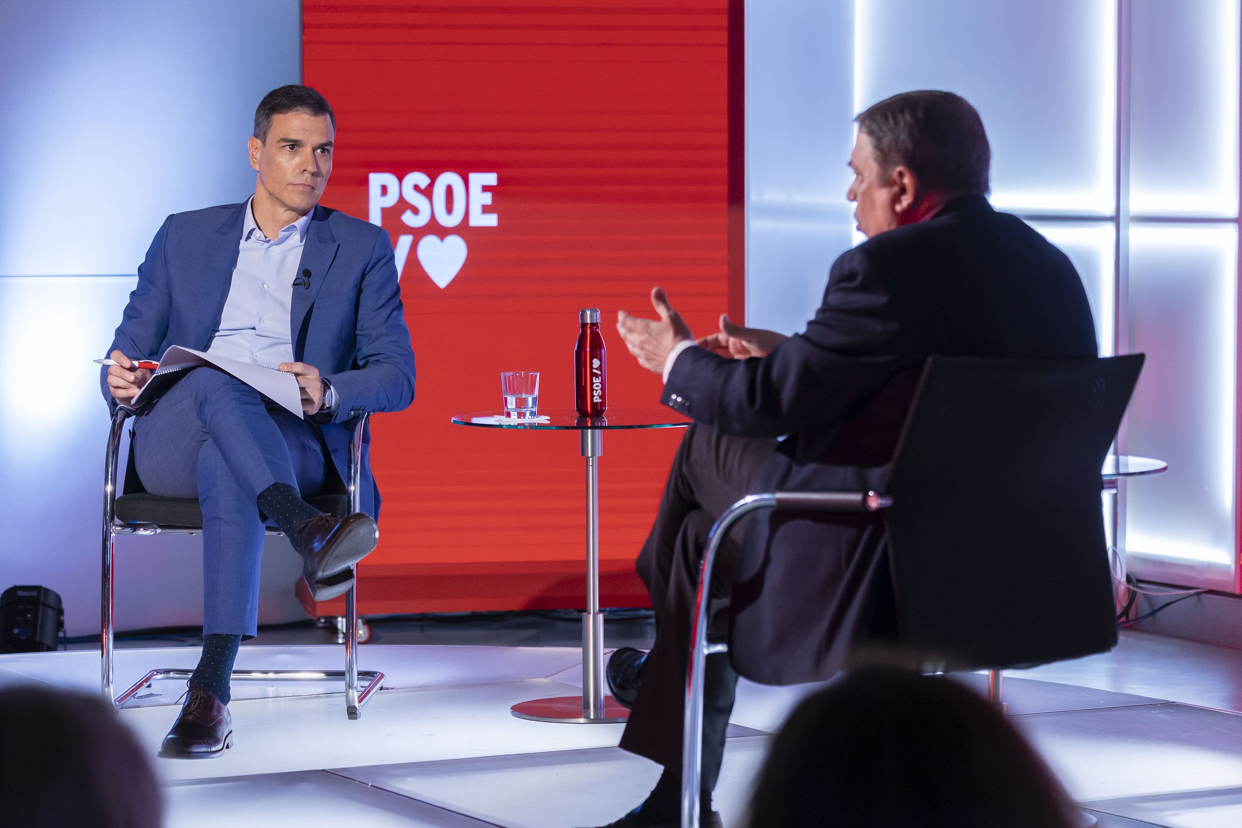 Pedro Sánchez 'entrevista' al ministro Luis Planas. 