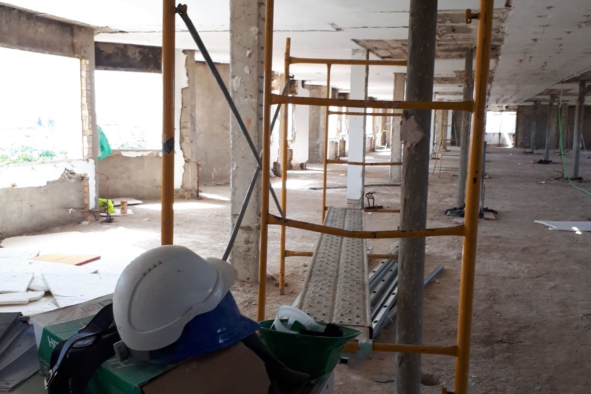 Interior de un edificio en obras en Jerez. El PP critica la política de viviendas del PSOE en la ciudad.