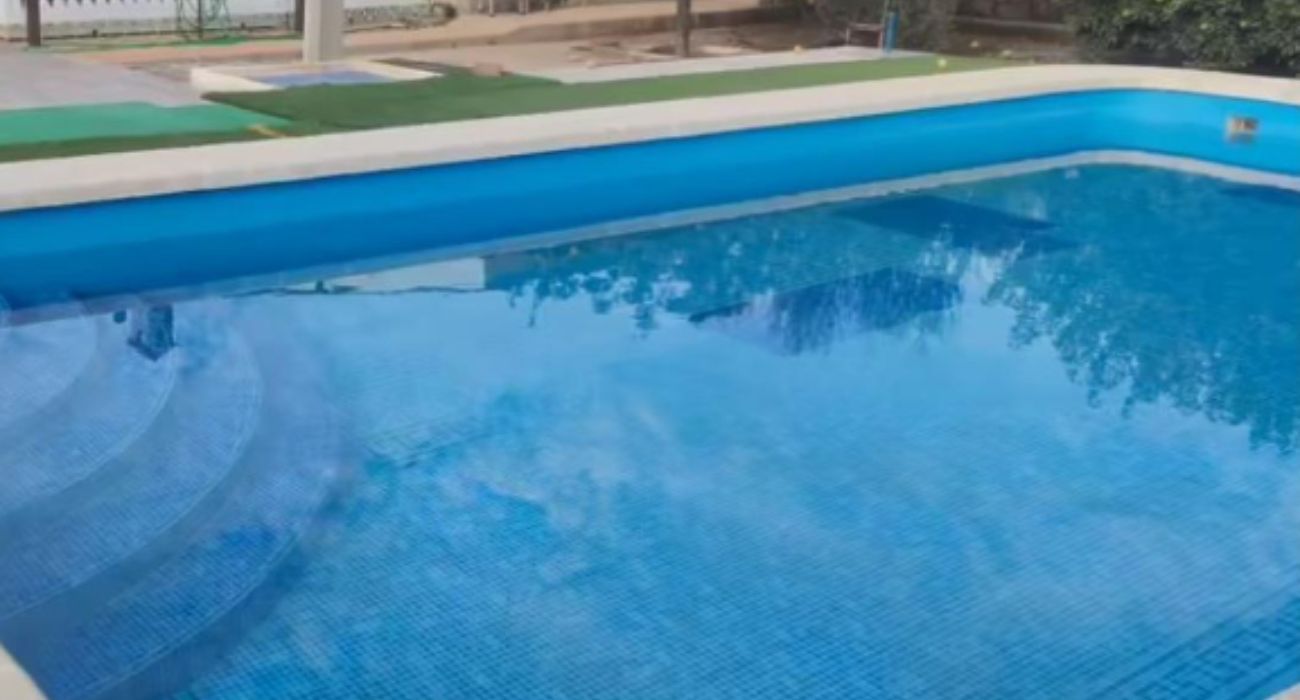 Una piscina de una de las casas de la urbanización donde ha perdido la vida un niño en Carmona.