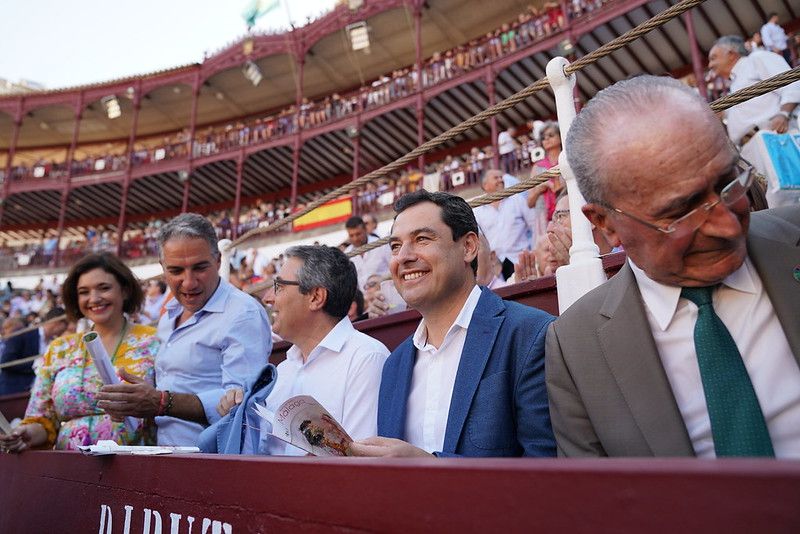 Bendodo (i), en los toros con Juanma Moreno y otras personalidades del PP andaluz. FOTO: JUNTA
