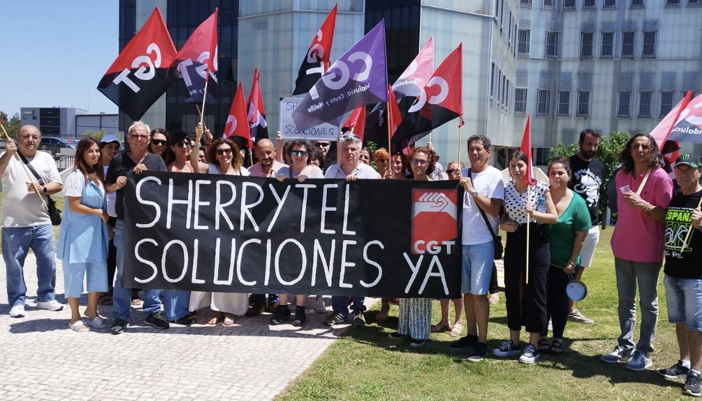 Una protesta en esta empresa jerezana de telemárketing hace unos meses. Los trabajadores llevan todo el año con irregularidades en sus pagos Una protesta en esta empresa jerezana de telemárketing hace unos meses. Los trabajadores llevan todo el año con irregularidades en sus pagos