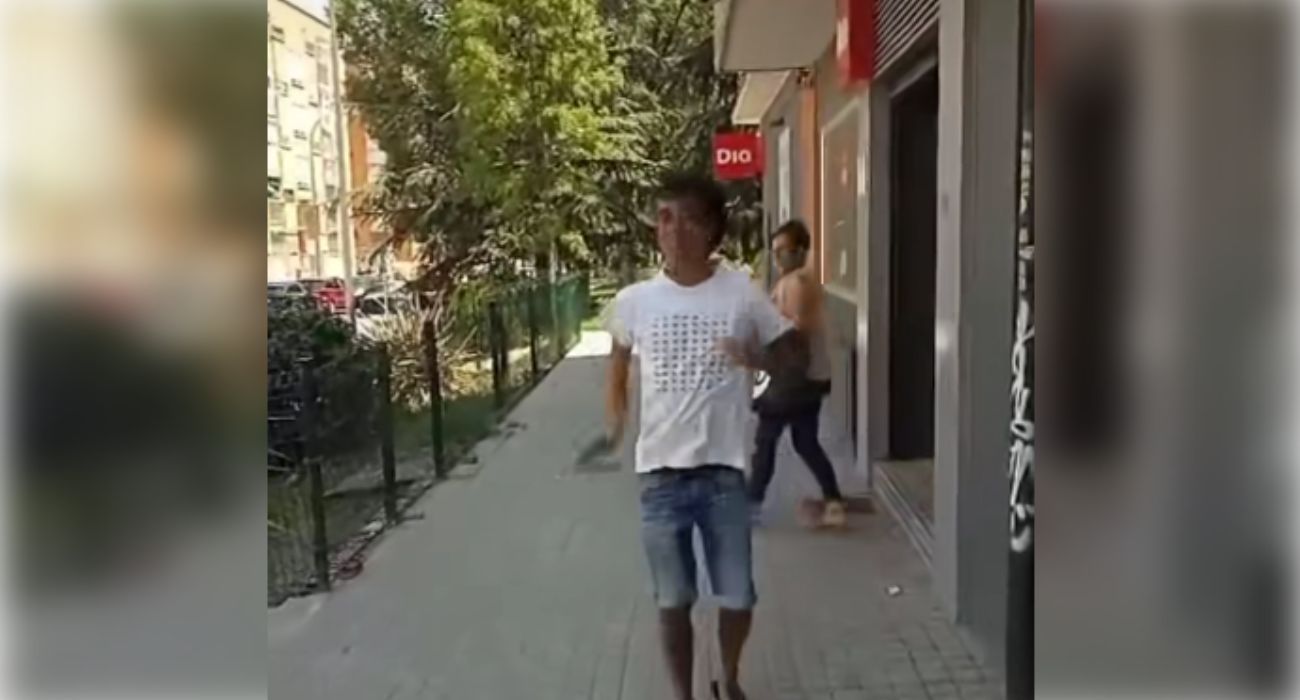 Tomasito, derrochando arte y compás delante de un supermercado. Tomasito, derrochando arte y compás delante de un supermercado.