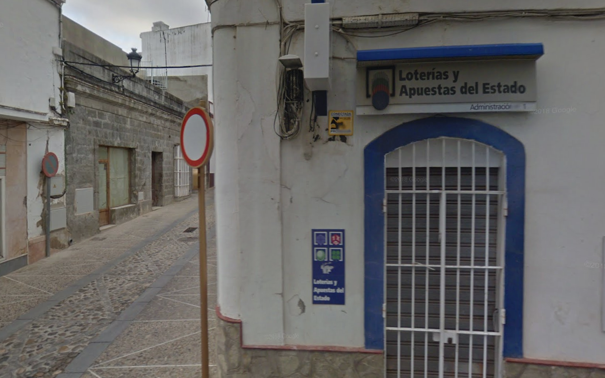 La Lotería Nacional deja un boleto con un premio millonario en Chiclana. Administración de la calle de la Fuente, en una imagen de 'Google Maps'.