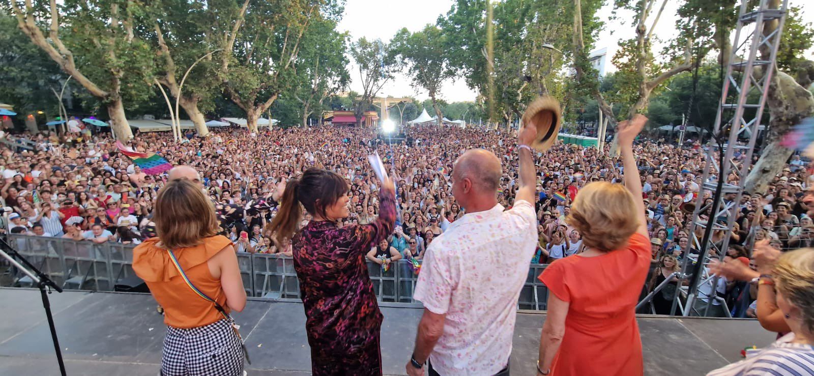 Vanesa Martín junto a Antonio Muñoz en el escenario. Vanesa Martín junto a Antonio Muñoz en el escenario.