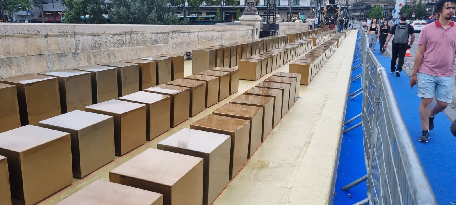 Los asientos encargados en Puerto Real para la pasarela de Louis Vuitton en Paris. MeyCagesal