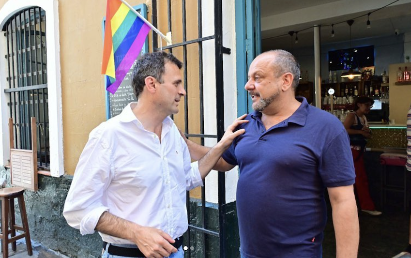 Bruno García, alcalde de Cádiz, con una bandera del colectivo LGTBI, en una visita al Pópulo.