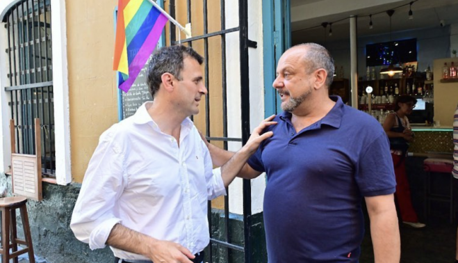 Bruno García, alcalde de Cádiz, con una bandera del colectivo LGTBI, en una visita al Pópulo.